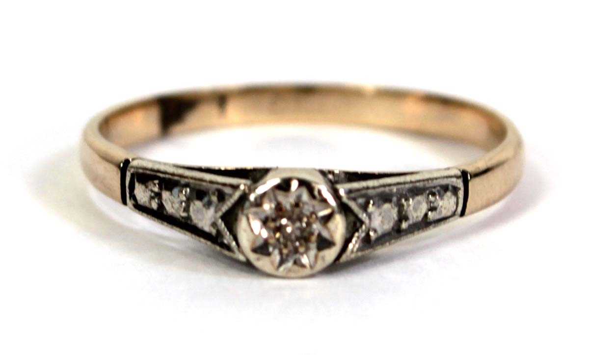 Lot 510 - A 9ct yellow gold ring set small diamond in an...